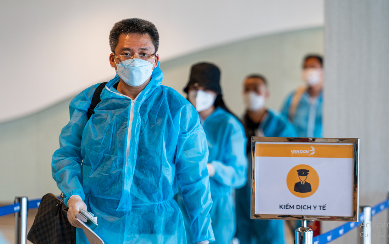 Accueil de deux vols de passeport vaccinal à l aéroport international de Van Don Quang Ninh